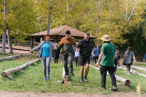 Participantes realizan una actividad de equipo caminando en grupo.