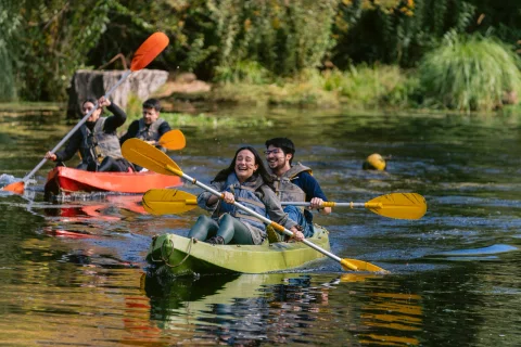 Participantes realizan una actividad grupal en kayak.