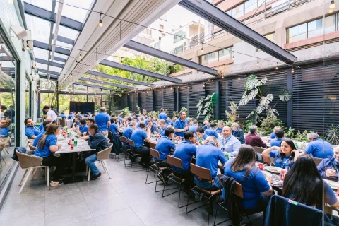 Asistentes comparten un almuerzo en una terraza durante la jornada.