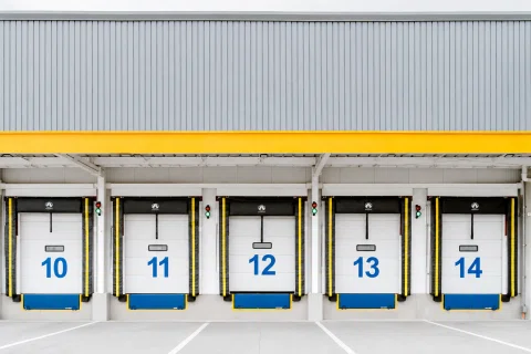 Andenes de carga numerados en las instalaciones de un centro logístico industrial.