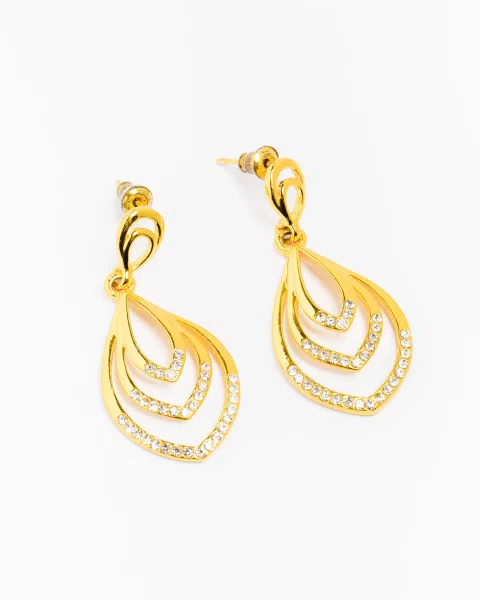 Aros dorados con detalles brillantes sobre fondo blanco.