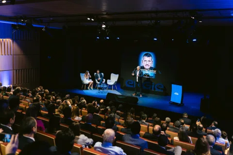 Audiencia observa un panel de conversación en un aniversario corporativo.
