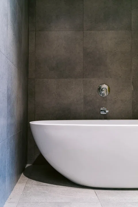 Bañera exenta en baño de habitación.