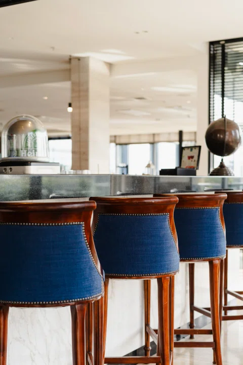 Barra interior con banquetas azules.