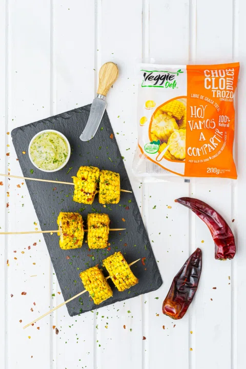 Bocados vegetales con salsas y envase Veggie Deli.