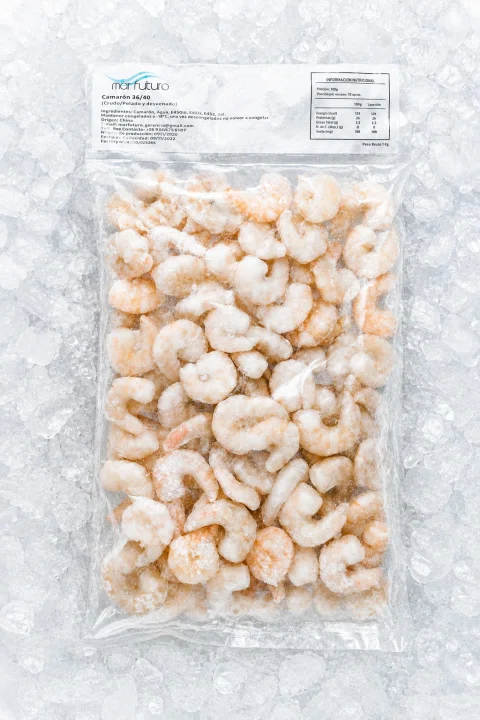 Bolsa de camarones pelados congelados.
