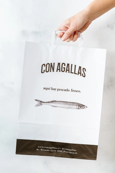 Bolsa de empaque de Con Agallas sobre fondo claro.