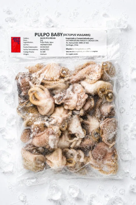 Bolsa de pulpo baby congelado sobre hielo.