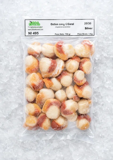 Bolsa sellada con mariscos pequeños sobre hielo.