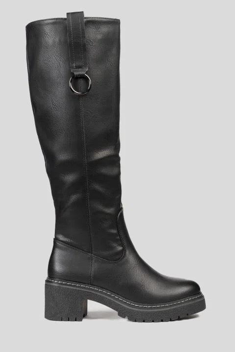 Bota alta negra presentada sobre fondo gris.