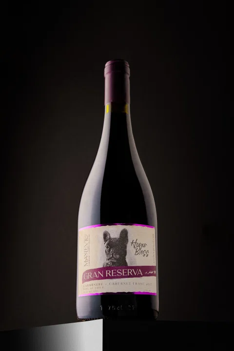 Botella de vino presentada sobre fondo negro.