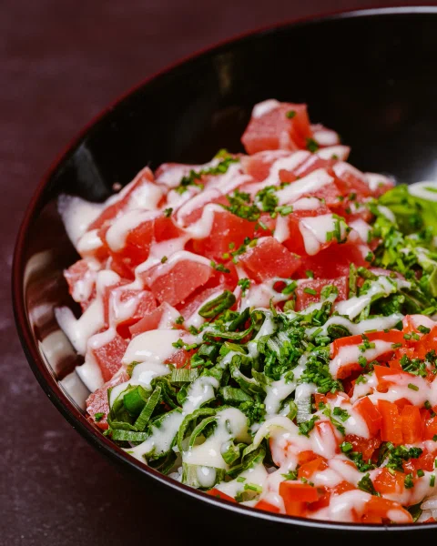 Bowl de preparación con salmón salsa y cebollín.
