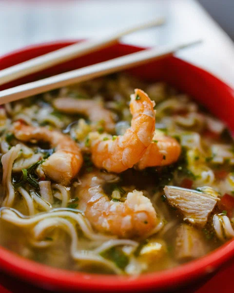 Bowl de ramen con camarones y vegetales.
