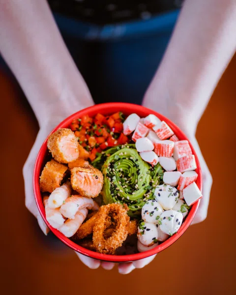 Bowl tipo poke con salmón palta arroz y vegetales.