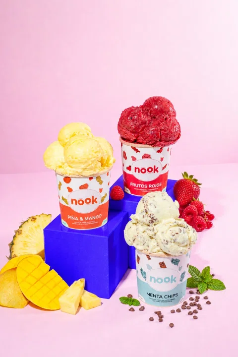 Colección de helados Nook en distintos sabores sobre fondo rosado.