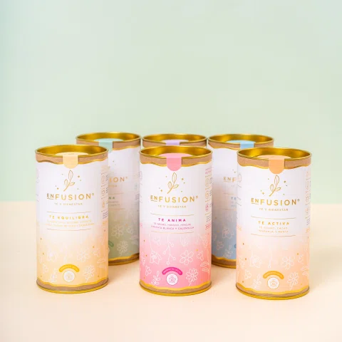 Colección de latas de infusión en tonos pastel.