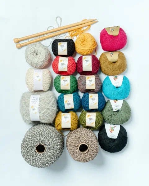 Colección de ovillos de lana en varios colores.