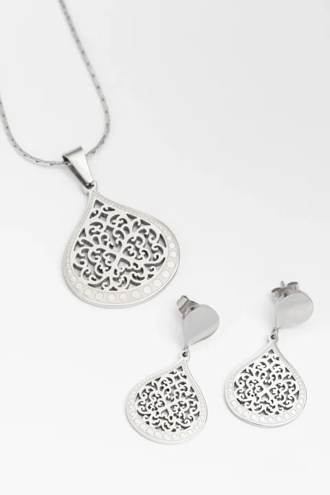 Collar y aros de plata con diseño de filigrana.