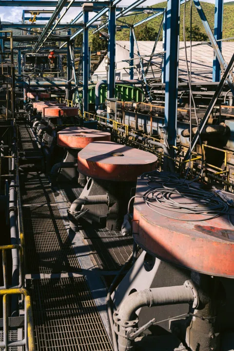 Componentes industriales y pasarelas dentro de planta.