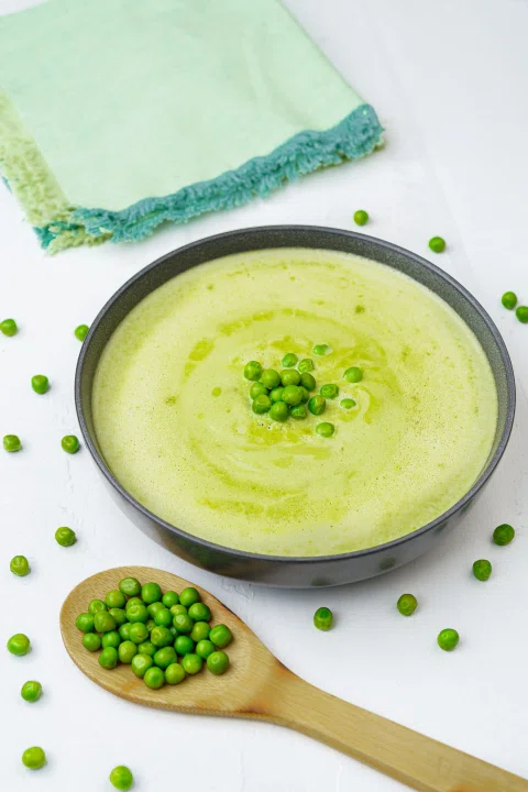 Crema de arvejas con guarnición verde.