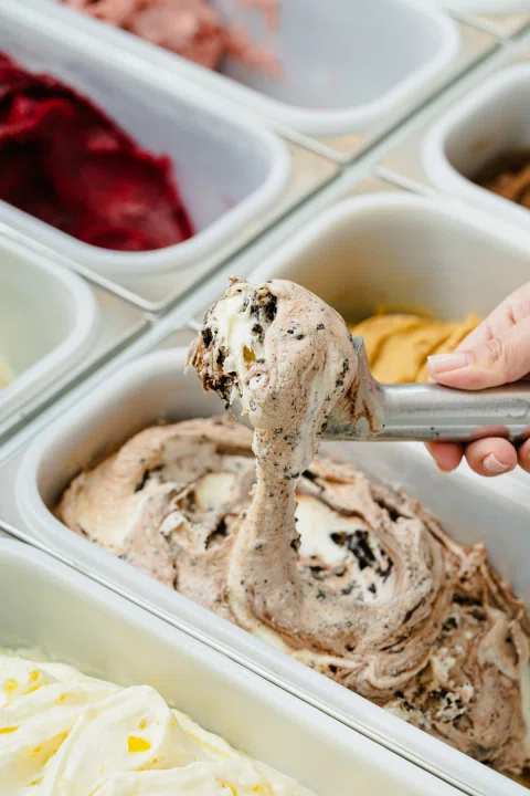 Cuchara sirviendo helado de cookies and cream.