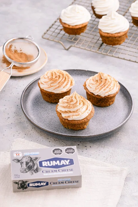 Cupcakes con merengue acompañados de café.