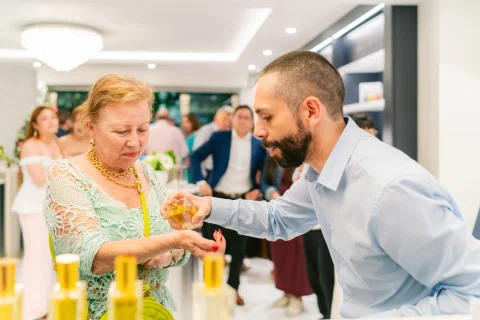Personal guía a una invitada en una demostración de fragancias.
