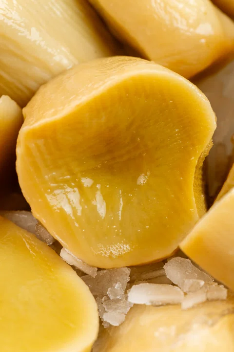 Detalle cercano de un trozo de pescado dorado.