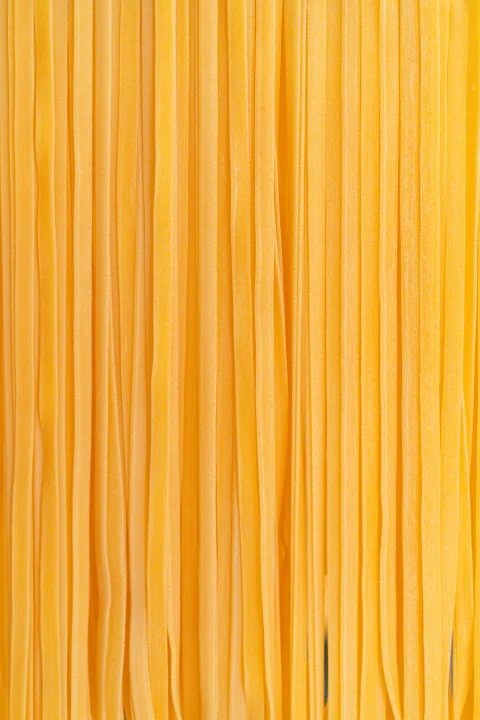 Detalle de fideos frescos colgando.