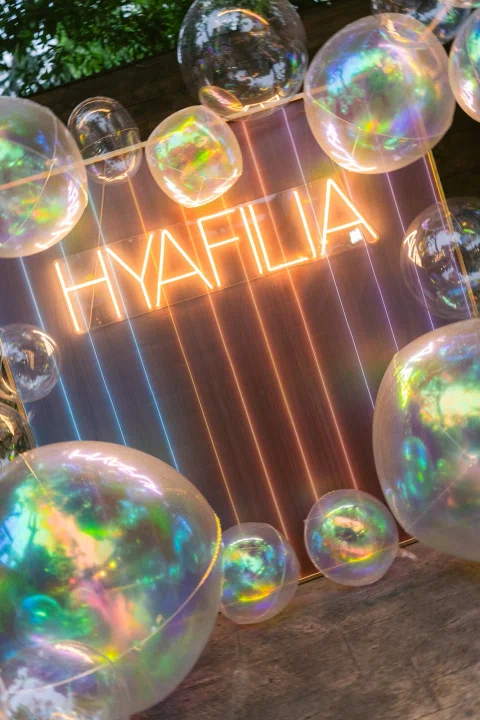 Instalación HAFILIA rodeada de burbujas durante un evento.