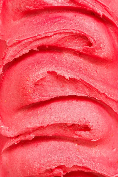 Detalle de helado rojo cremoso.