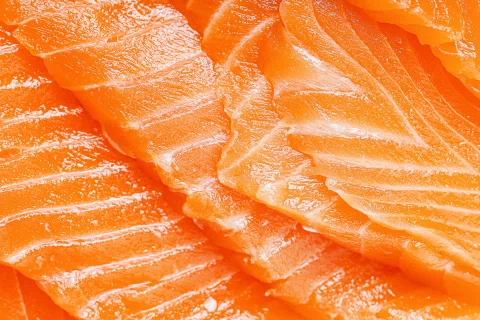 Detalle de láminas de salmón crudo.