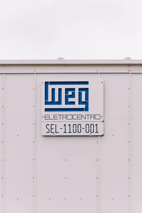 Detalle de logotipo WEG en módulo eléctrico.