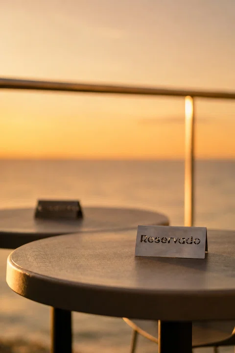 Detalle de mesa de restaurante con señal reservada.