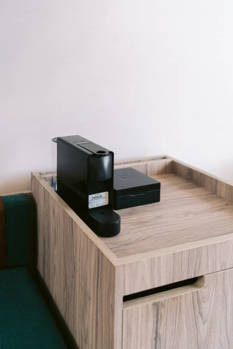 Detalle de mueble bajo con objetos negros.
