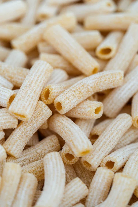 Detalle de pasta corta tubular.