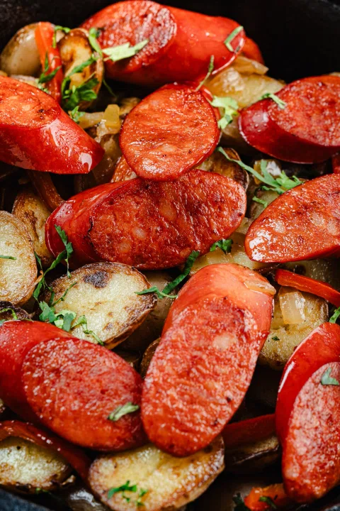 Detalle de salchichas vegetales con pimientos.
