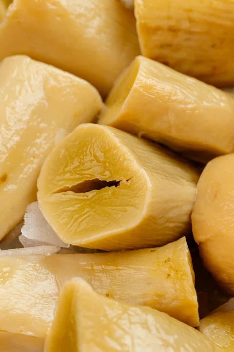 Detalle de trozos de pescado de tono dorado.