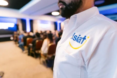 Detalle del uniforme del equipo de producción durante el evento.