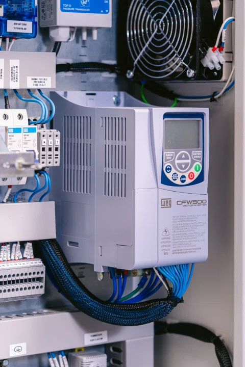Detalle de variador WEG y conexiones eléctricas.
