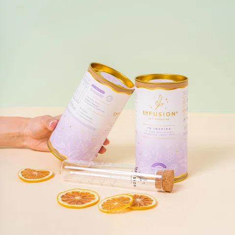 Dos latas de infusión con rodajas cítricas.