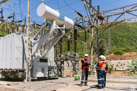 Dos trabajadores WEG dentro de subestación eléctrica.