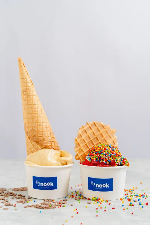Dos vasos de helado Nook con conos y sprinkles.