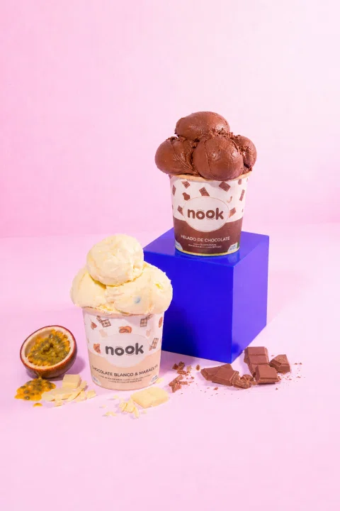 Dos vasos de helado Nook con sabores chocolate y crema.