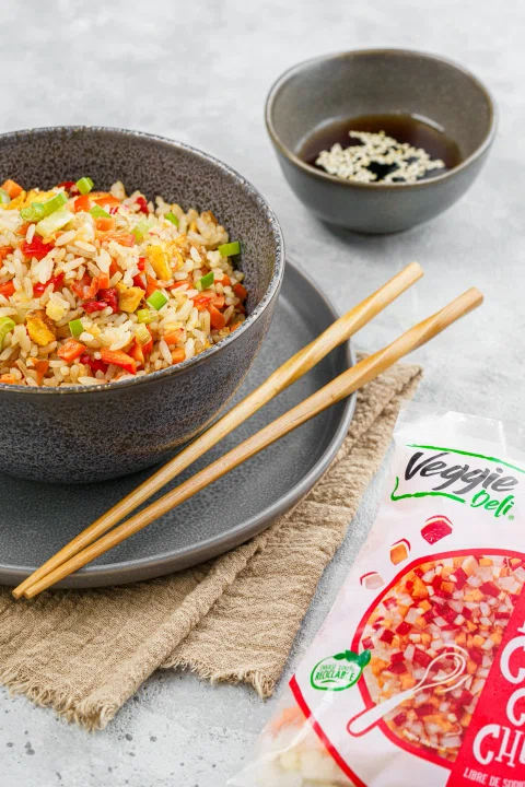 Ensalada de arroz y vegetales con envase Veggie Deli.