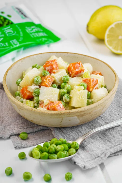 Ensalada de vegetales y arvejas con limón.