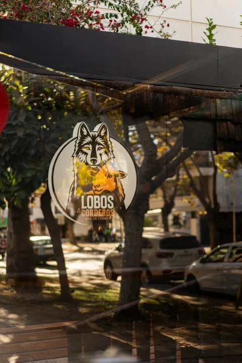 Entrada del restaurante con letrero de Lobos y Corderos.