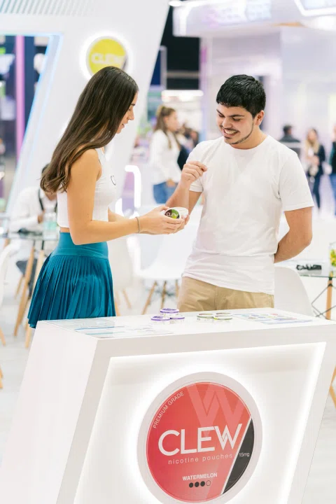 Intercambio de producto en el mostrador de un stand.