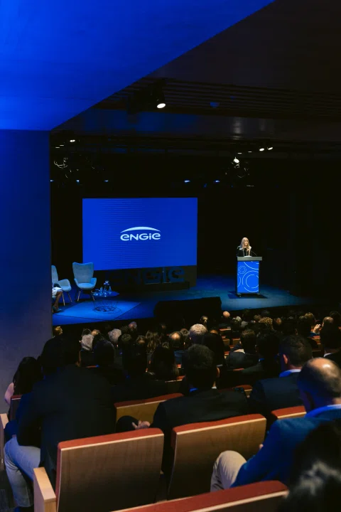 Vista amplia del escenario durante una presentación corporativa.
