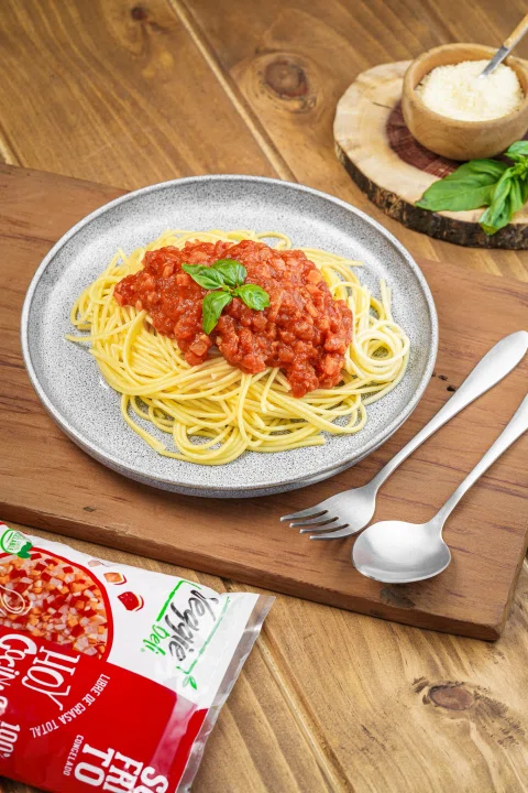 Espaguetis con salsa de tomate y envase Veggie Deli.